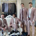 Daar zit je dan als man in Koonings The Wedding Palace…….
